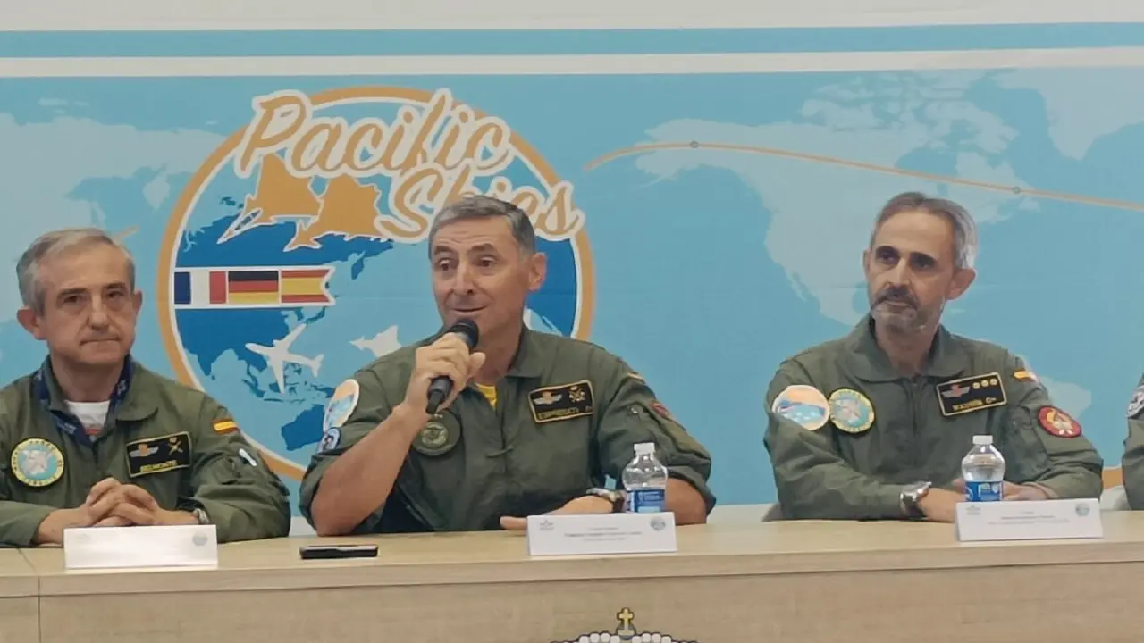 El teniente general Espresati (centro), explica detalles de la operación junto al jefe de la Agrupación Plus Ultra, general Belmonte (izquierda), y el coronel Maurín, organizador de la participación española en Pacific Skies -&nbsp;PHOTO/JPons&nbsp;