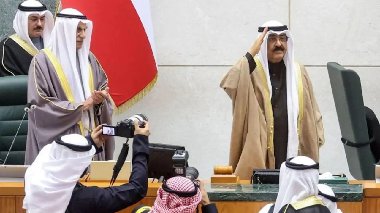 El emir de Kuwait, jeque Meshal al-Ahmad al-Sabah (d), saluda a los miembros del Parlamento kuwaití tras jurar su cargo, el 20 de diciembre de 2023 en Ciudad de Kuwait. AFP