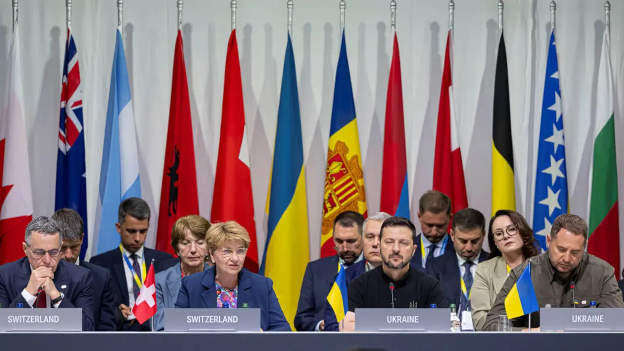 El consejero federal suizo Ignazio Cassis, la presidenta federal suiza Viola Amherd, el presidente ucraniano Volodymyr Zelensky y el jefe de la oficina presidencial de Ucrania, Andriy Yermak, asisten a la Cumbre sobre la paz en Ucrania - URS FLUEELER / POOL / AFP