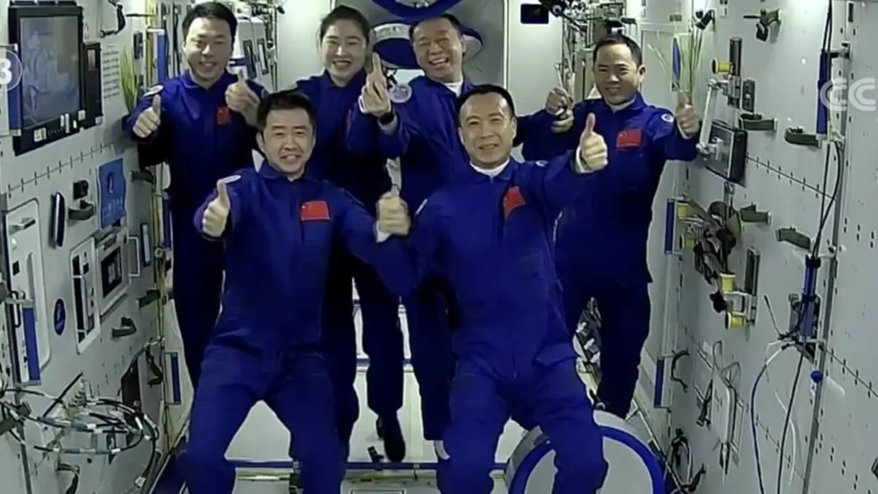 Diez aspirantes a astronautas acaban de ingresar en el Centro de Astronautas de Pekín para adquirir la condición de pilotos de las astronaves Shenzhou o responsables de ensayos y experimentos en el complejo orbital Tiangong -&nbsp;PHOTO/CCTV