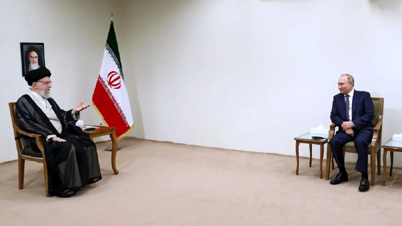Una foto facilitada por la oficina del líder supremo iraní, el ayatolá Ali Jamenei, muestra a este (izq.) recibiendo al presidente ruso Vladimir Putin en Teherán, el 19 de julio de 2022 – PHOTO/AFP PHOTO/HO/KHAMENEI.IR