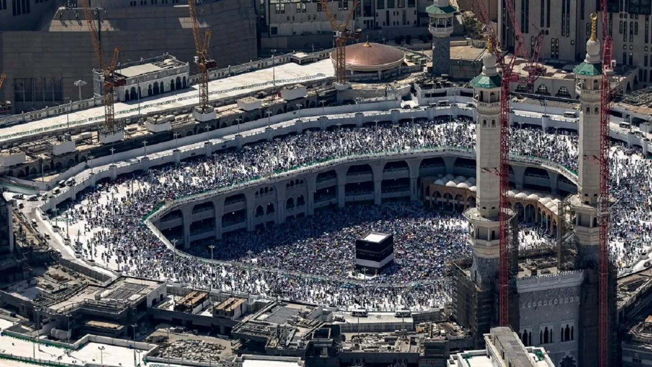 Una vista aérea muestra la Gran Mezquita de La Meca con la Kaaba, el lugar más sagrado del islam, en el centro, el 17 de junio de 2024, durante la peregrinación anual del Hajj – PHOTO/FADEL SENNA/AFP