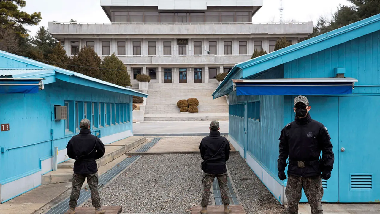 Soldados surcoreanos hacen guardia en el Área de Seguridad Conjunta (JSA) en la Zona Desmilitarizada (DMZ) en la aldea fronteriza de Panmunjom en Paju, Corea del Sur - REUTERS/ JEON HEON-KYUN