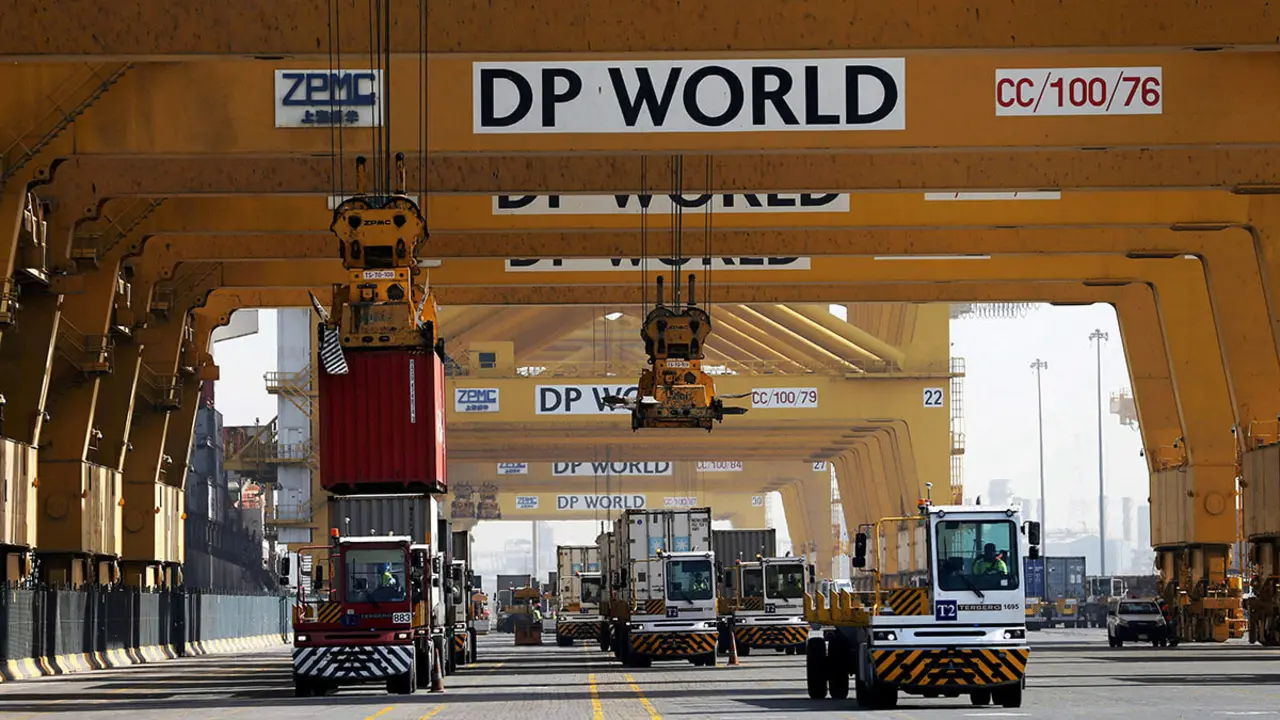 Tractores de terminal se alinean para cargar contenedores en un buque de carga en la Terminal 2 totalmente automatizada de DP World en el puerto de Jebel Ali en Dubái, Emiratos Árabes Unidos - REUTERS/HAMAD I MOHAMMED