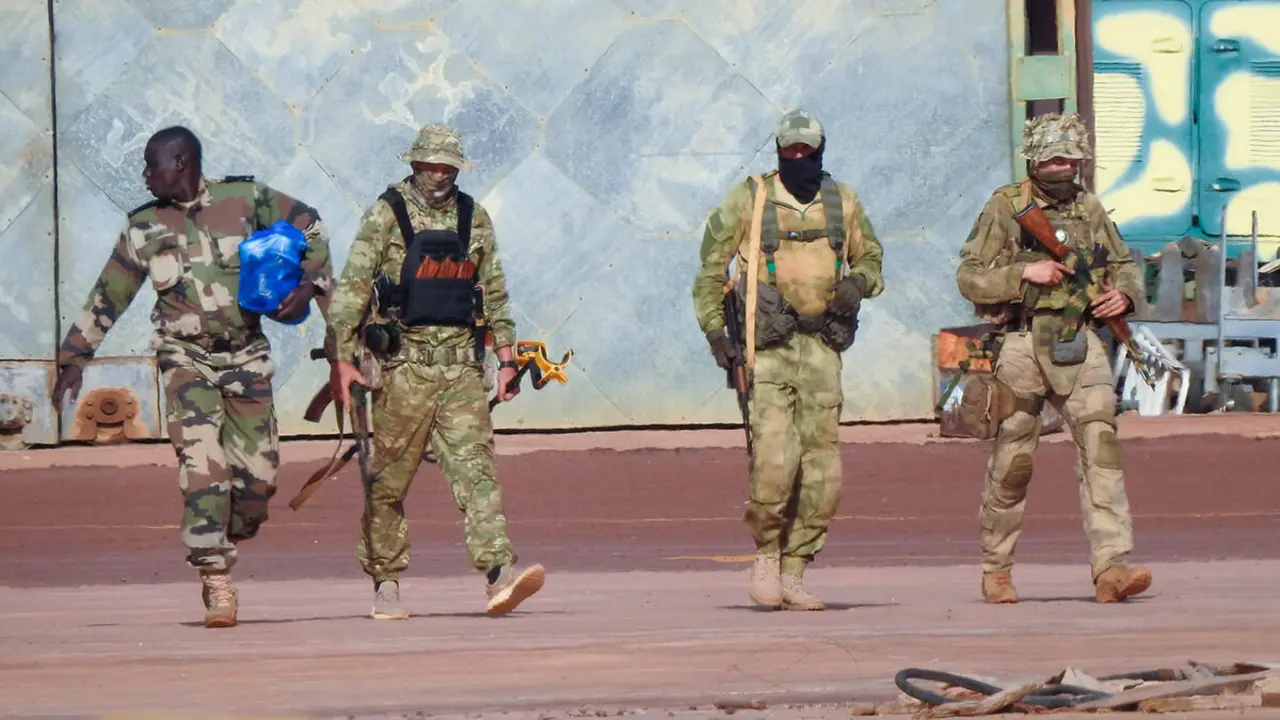 Esta fotografía sin fecha entregada por el ejército francés muestra a tres mercenarios rusos, a la derecha, en el norte de Mali - PHOTO/EJÉRCITO FRANCÉS via AP