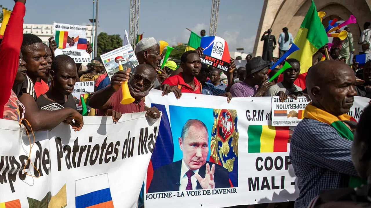 Los malienses se manifiestan contra Francia y en apoyo de Rusia en el 60 aniversario de la independencia de la República de Mali en 1960, en Bamako, Mali, el 22 de septiembre de 2020. La pancarta en francés dice: Putin, el camino al futuro - PHOTO/AP