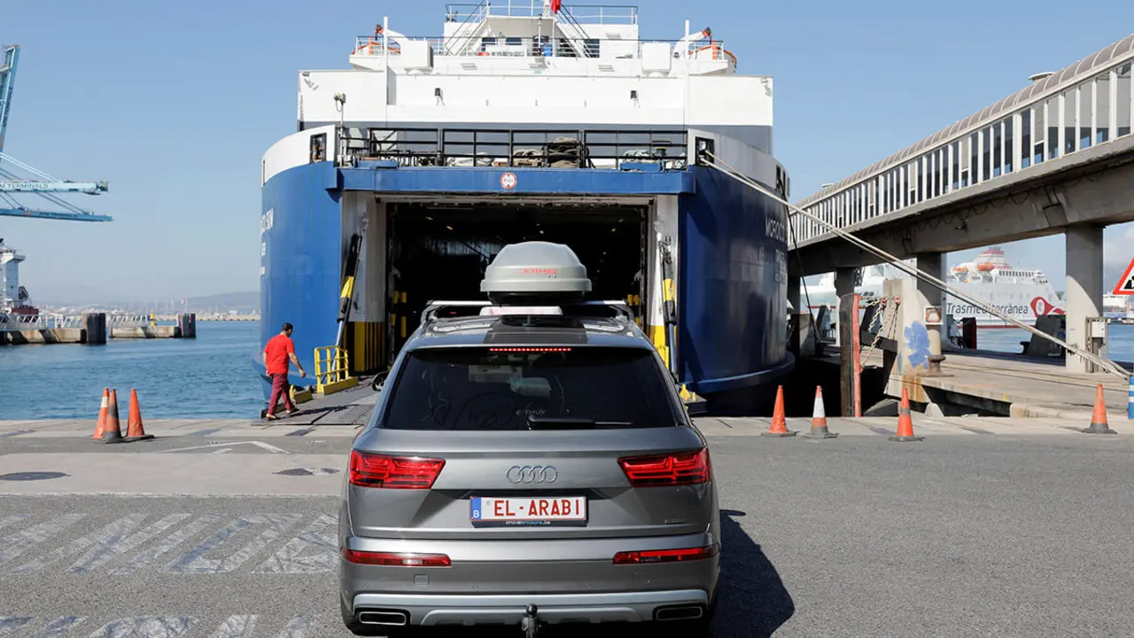 Un coche se dispone a embarcar en un ferry a Marruecos en el puerto de Algeciras - REUTERS/JON NAZCA