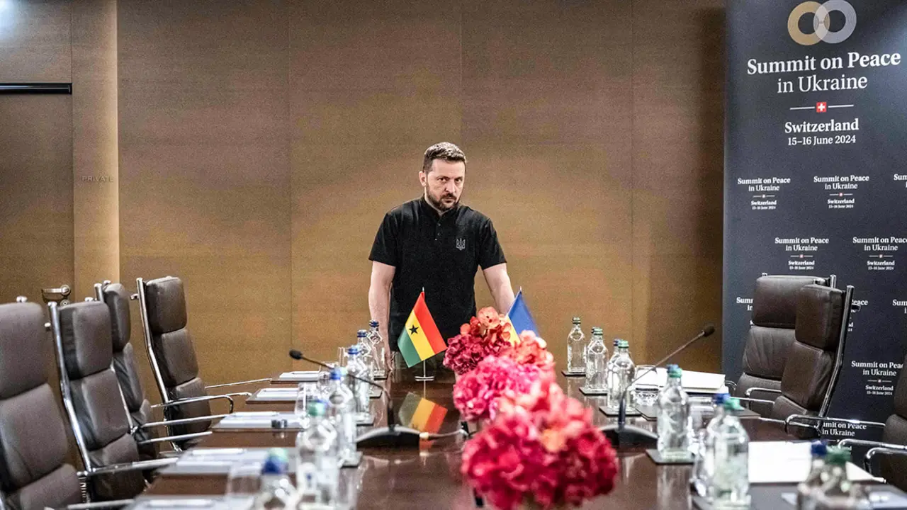 El presidente de Ucrania, Volodimir Zelenski, espera su próxima reunión bilateral, durante la cumbre sobre la paz en Ucrania, cerca de Lucerna, el 16 de junio de 2024 - AFP/ALESSANDRO DELLA VALLE