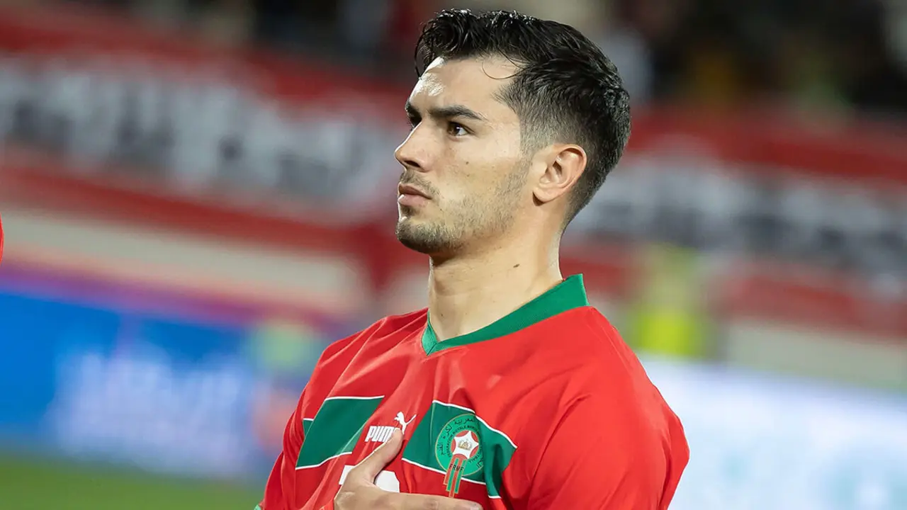 Brahim Diaz sostiene su mano sobre su corazón antes del partido de fútbol amistoso internacional entre Marruecos y Angola en el estadio de Adrar en Agadir, Marruecos, el 22 de marzo de 2024 - AFP/FADEL SENNA
