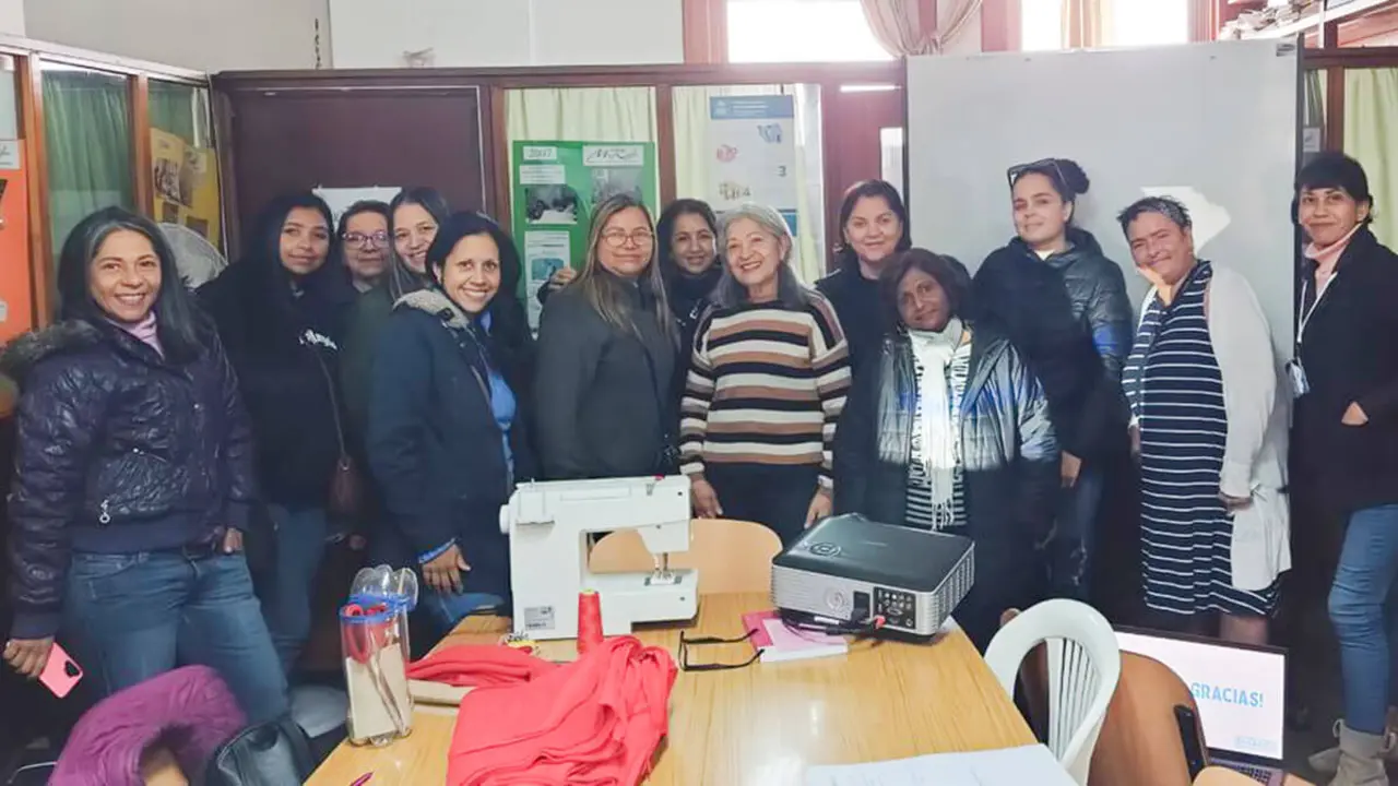 Gladis, una mujer venezolana que, a sus 71 años, se ha integrado en la sociedad argentina. ACNUR la ayudó a encontrar empleo - PHOTO/ONU/MIRARES/IIAN COLOMBO