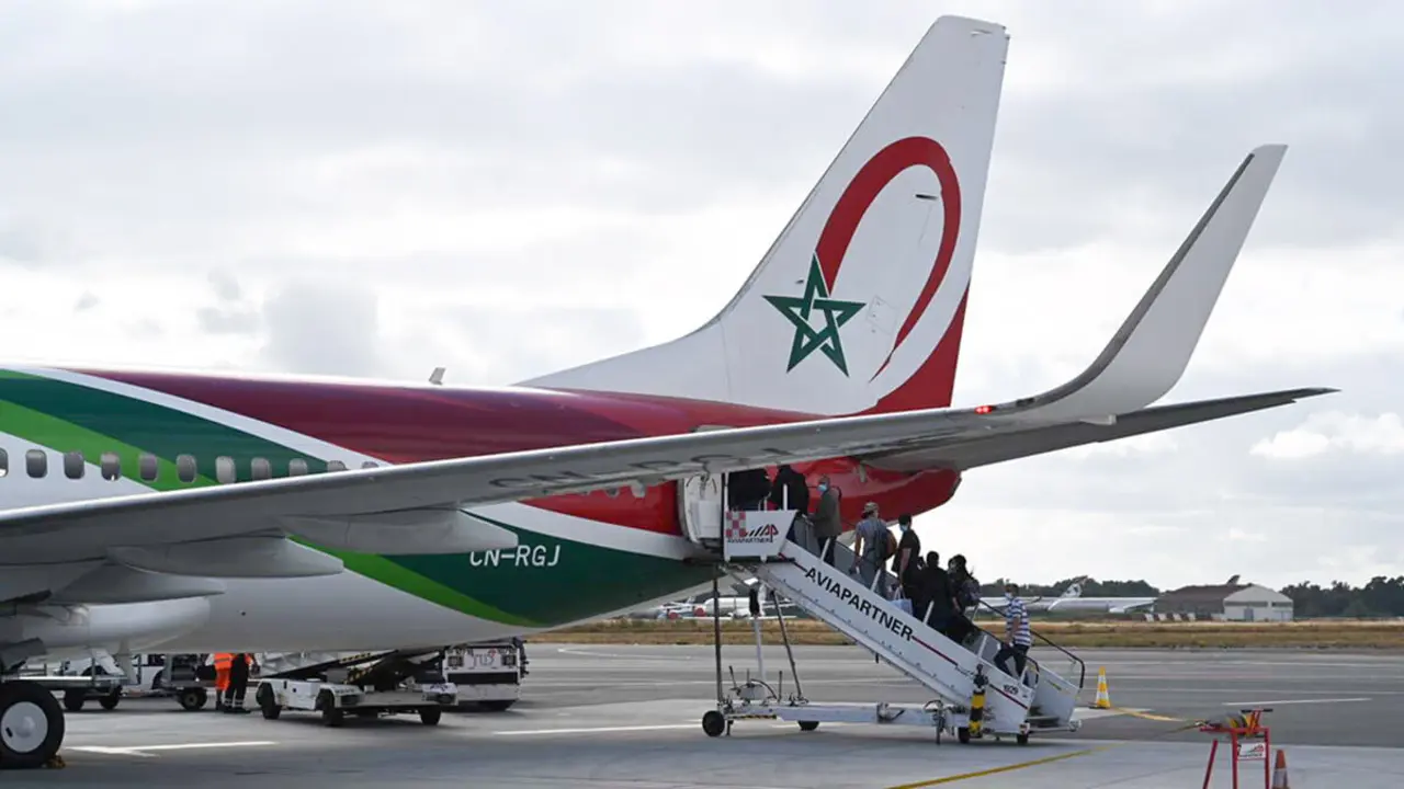 Varias personas embarcan en un vuelo de Royal Air Maroc en el aeropuerto de Burdeos - AFP/MEHDI FEDOUACH