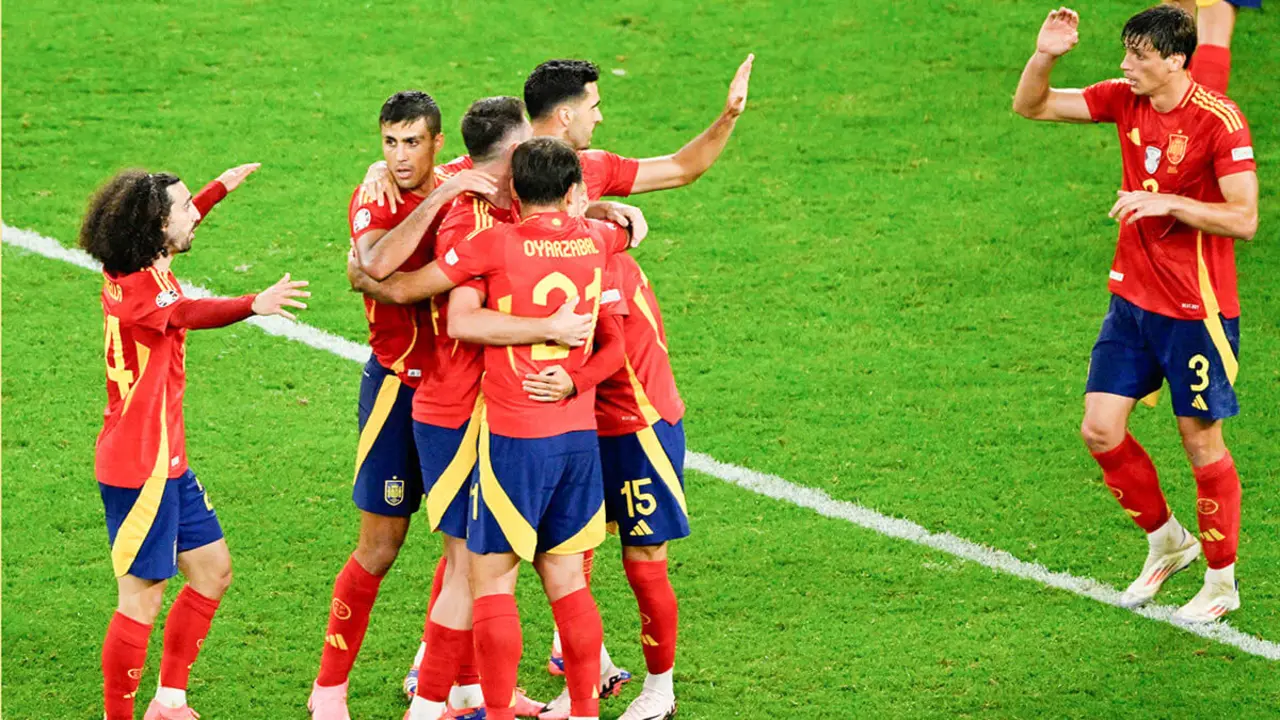 Los jugadores de España celebran después del partido de fútbol del Grupo B de la UEFA Euro 2024 entre España e Italia en el Arena AufSchalke en Gelsenkirchen el 20 de junio de 2024 - AFP/INA FASSBENDER