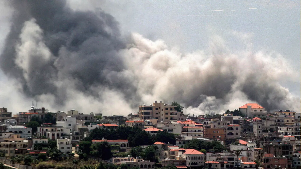 El humo se eleva durante el bombardeo israelí en la aldea de Khiam en el sur del Líbano, cerca de la frontera con Israel, en medio de tensiones transfronterizas mientras continúan los combates entre Israel y Hamás en la Franja de Gaza - AFP/ RABIH DAHER&nbsp;