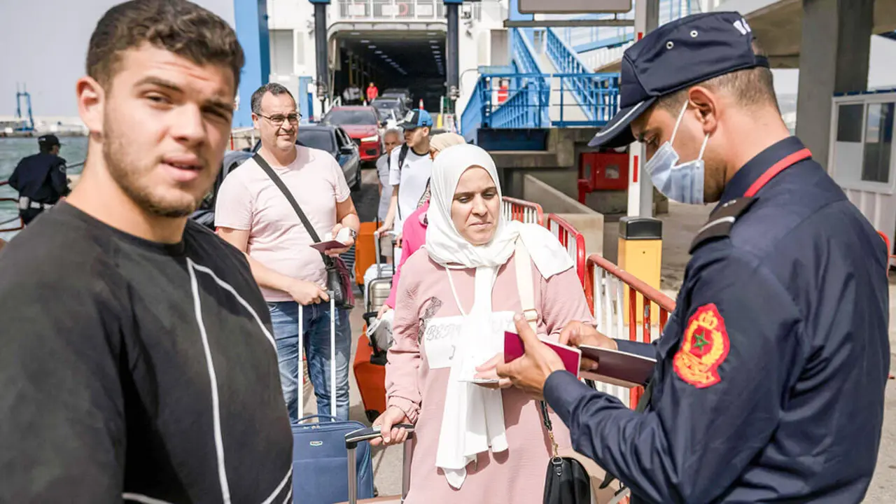 <p>Miles de ciudadanos marroquíes que trabajan y viven en Europa atraviesan el Estrecho de Gibraltar cuando regresan a Marruecos para pasar las vacaciones de verano - AFP/FADEL SENNA</p>
