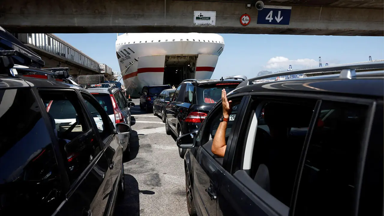 Pasajeros esperan la llegada de un ferry de la compañía FRS en un puerto de Ceuta - REUTERS/JON NAZCA