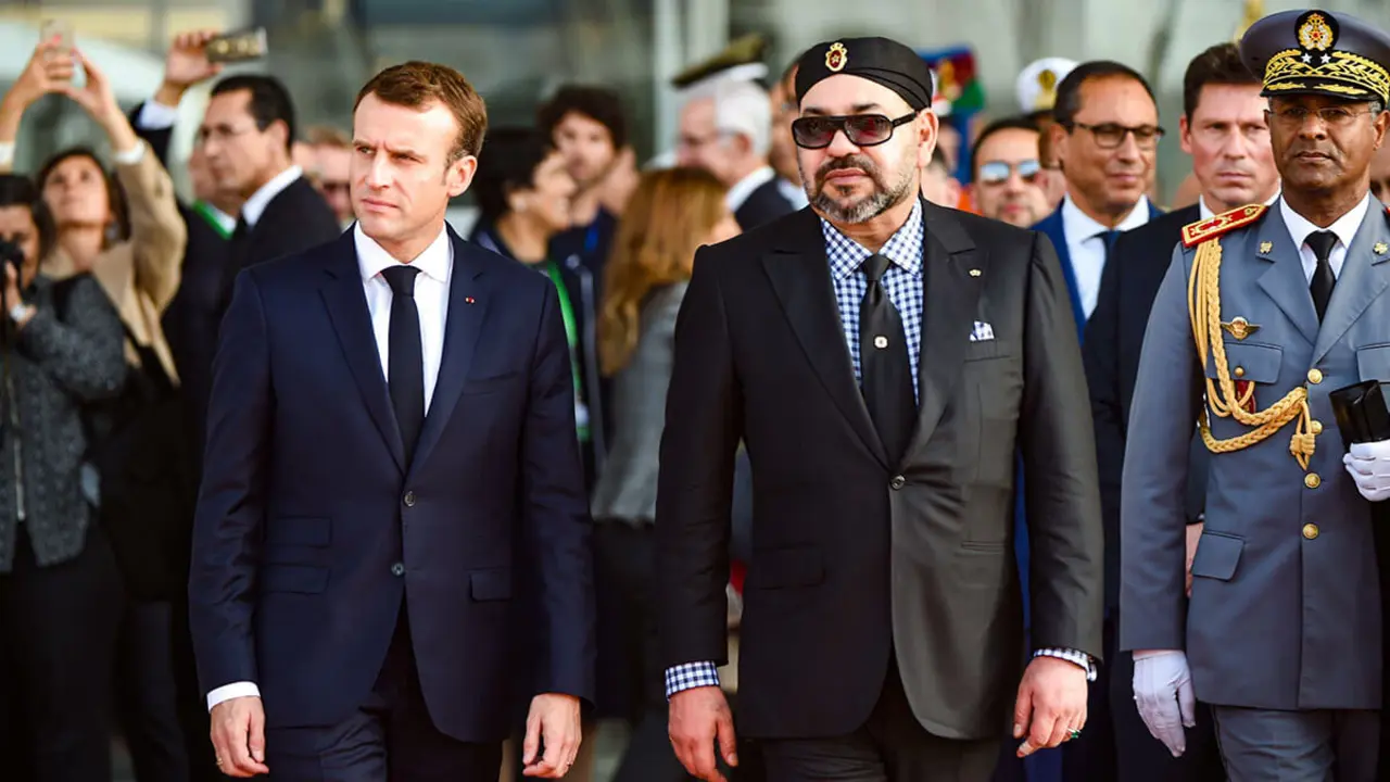 El presidente francés Emmanuel Macron y el rey marroquí Mohamed VI en la estación de tren de Rabat Agdal para la inauguración de una línea ferroviaria de alta velocidad el 15 de noviembre de 2018 - AFP/FADEL SENNA