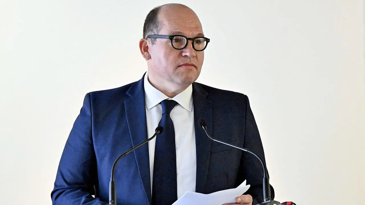 El alcalde de Bruselas, Philippe Close, en Bruselas el 24 de mayo de 2024, durante la conmemoración del décimo aniversario del ataque yihadista al Museo Judío. El 24 de mayo de 2014, cuatro personas murieron durante un tiroteo en el museo judío de Bruselas - AFP/ERIC LALMAND