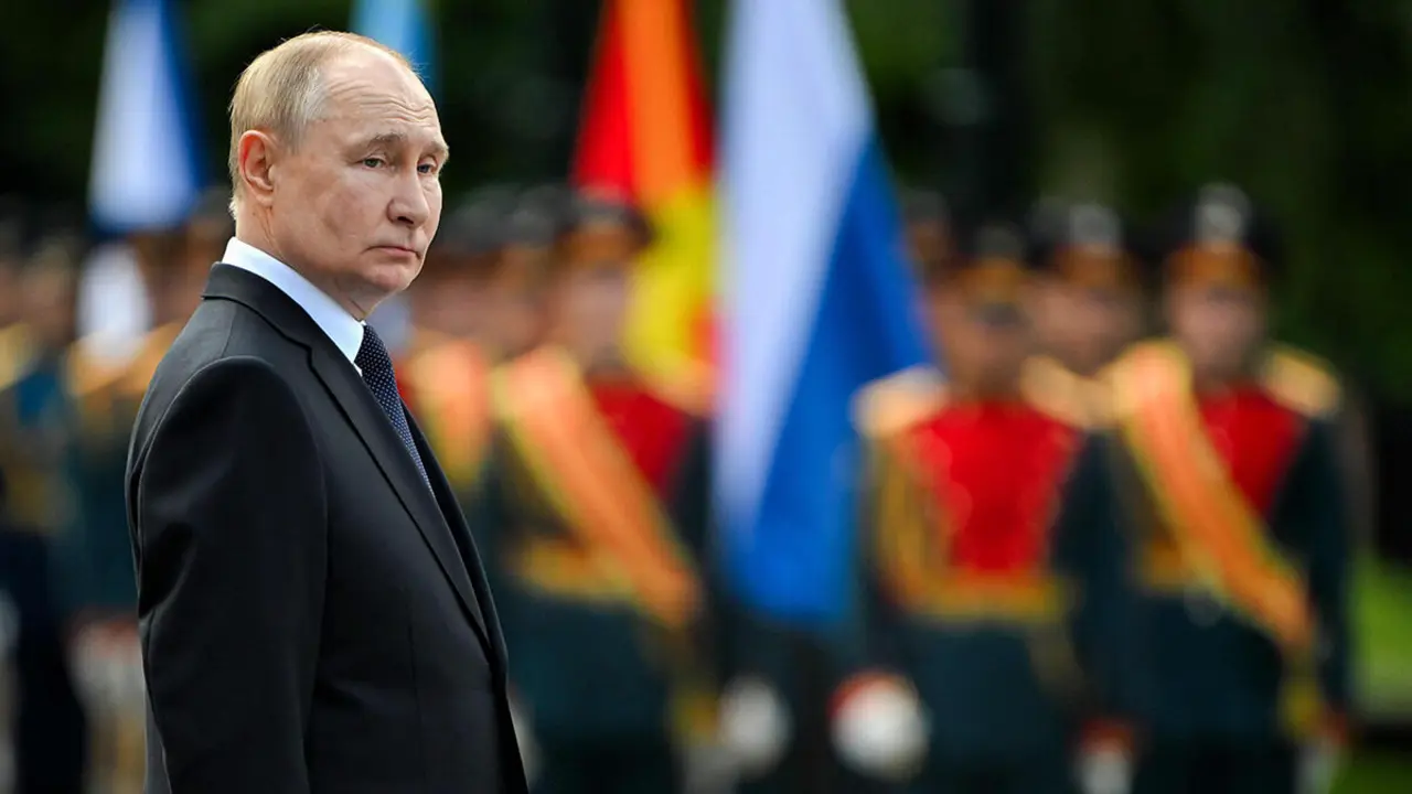 El presidente ruso, Vladimir Putin, participa en una ceremonia de colocación de ofrenda floral en la Tumba del Soldado Desconocido en el Jardín Alexandrovsky cerca del muro del Kremlin en Moscú el 22 de junio de 2024 - AFP/SERGEI GUNEYEV