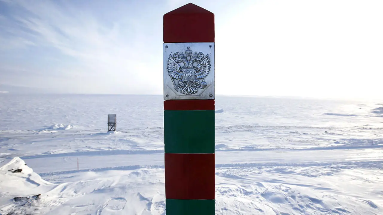 Marca de la frontera rusa en la base militar de Nagurskoye en las islas árticas de Tierra de Francisco José - REUTERS/SERGEI KARPUKHIN