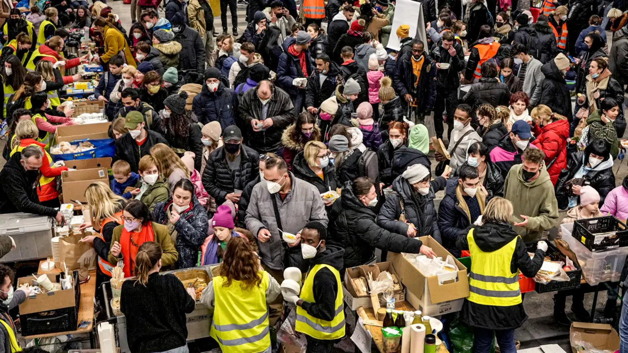 Fotografía de archivo, refugiados ucranianos hacen cola para recibir comida en el área de bienvenida después de su llegada a la principal estación de tren de Berlín, Alemania, 8 de marzo de 2022 - AP/MICHAEL SOHN
