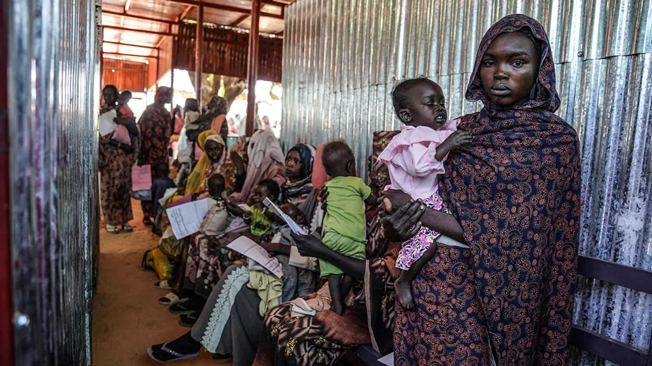Una mujer y un bebé en el campo de desplazados de Zamzam, cerca de El Fasher, en Darfur del Norte, Sudán - MSF/MOHAMED ZAKARIA via REUTERS