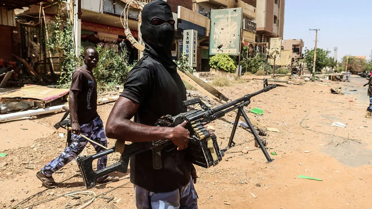 Un miembro de las Fuerzas Armadas sudanesas mira mientras sostiene su arma en la calle en Omdurman - REUTERS/EL TAYEB SIDDIG