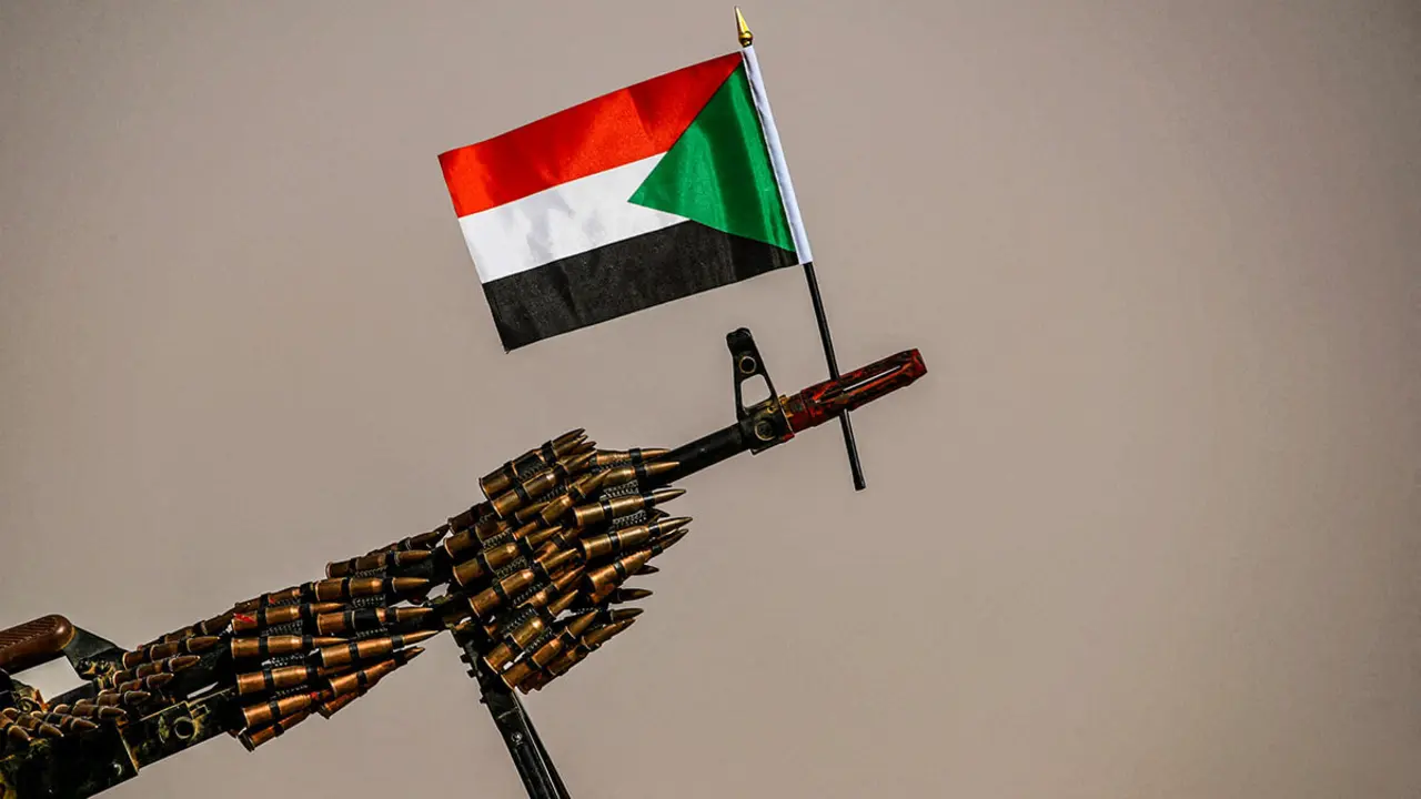 Una bandera nacional sudanesa está adherida a una ametralladora de soldados de las Fuerzas Paramilitares de Apoyo Rápido (FAR) - REUTERS/UMIT BEKTAS
