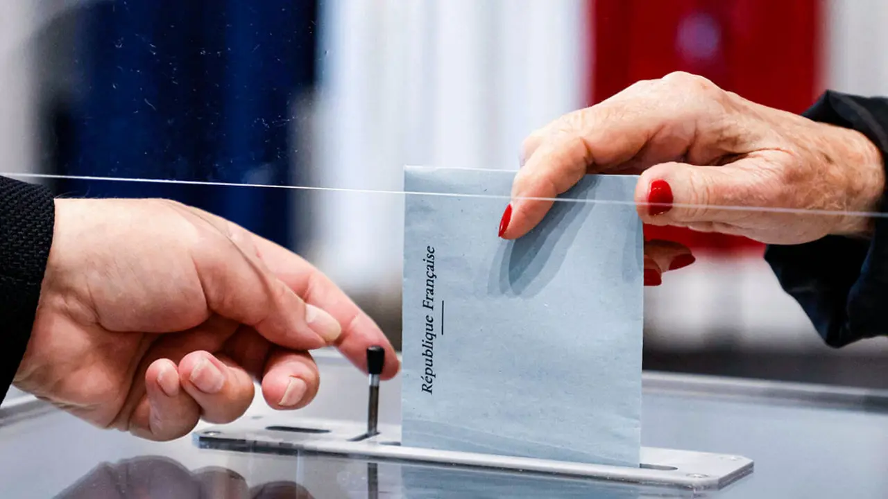 <p>Se celebrarán elecciones parlamentarias rápidas en Francia el 30 de junio y el 7 de julio de 2024 tras la disolución de la Asamblea Nacional por parte del presidente francés tras la debacle electoral de los comicios europeos - AFP/LUDOVIC MARIN&nbsp;</p>
