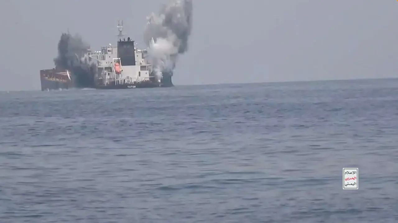 El MV Tutor, de propiedad griega, antes de hundirse debido a un ataque de los hutíes - PHOTO/ HOUTHI MEDIA CENTRE via REUTERS