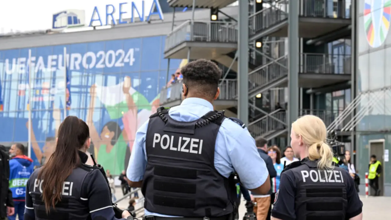 Renania del Norte-Westfalia, Gelsenkirchen: Fútbol, UEFA Euro 2024, Campeonato de Europa, España - Italia, Ronda preliminar, Grupo B, Partido de la 2ª jornada, Schalke Arena, Agentes de policía de pie frente al estadio - PHOTO JULIAN STRATENSCHULTE / DPA / dpa Picture-Alliance vía AFP