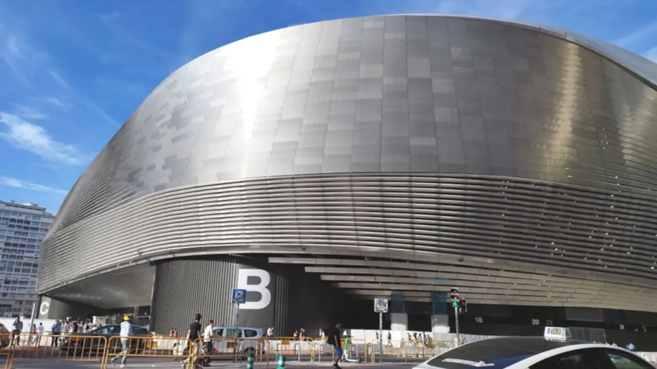 Fachada lateral del estadio Santiago Bernabéu, Madrid, España - <a href="https://depositphotos.com/es/?/">Depositphotos</a>