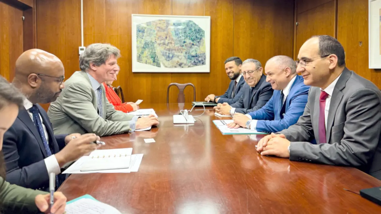 Delegaciones de Estados Unidos (izda.) y Marruecos (dcha.) durante las negociaciones de la renovación del Tratado de Libre Comercio <strong>- PHOTO/X/@State_E</strong>