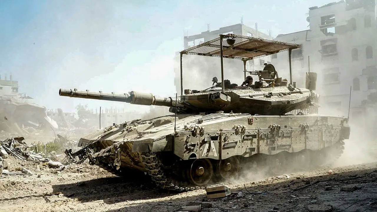 <p>Un carro de combate del Ejército israelí en movimiento durante las operaciones en la Franja de Gaza el 1 de julio de 2024 - AFP/ISRAEL ARMY&nbsp;</p>
