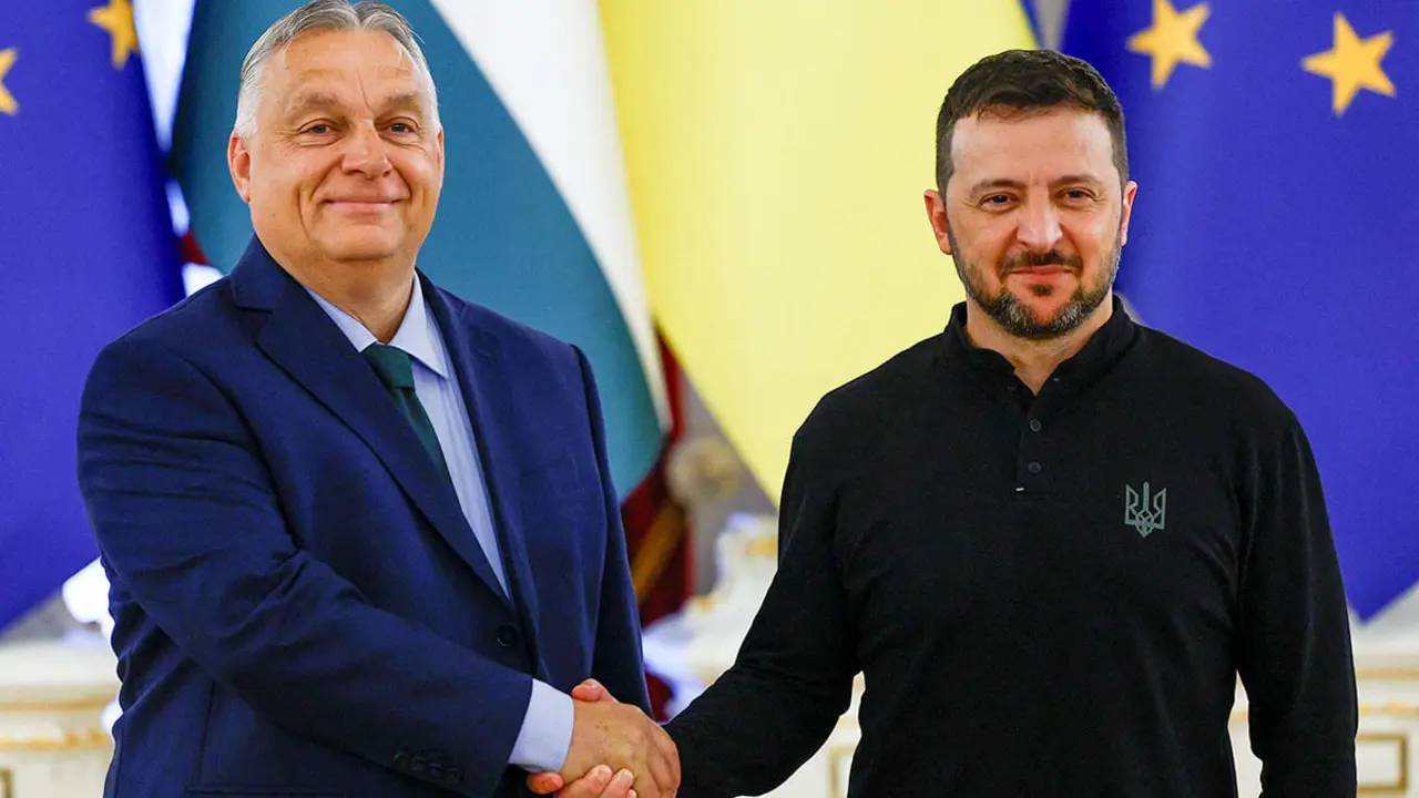 El primer ministro de Hungría, Viktor Orban, y el presidente ucraniano, Volodymyr Zelenskiy, se dan la mano antes de su reunión, en medio del ataque de Rusia a Ucrania, en Kiev, Ucrania, el 2 de julio de 2024 - REUTERS/VALENTYN OGIRENKO