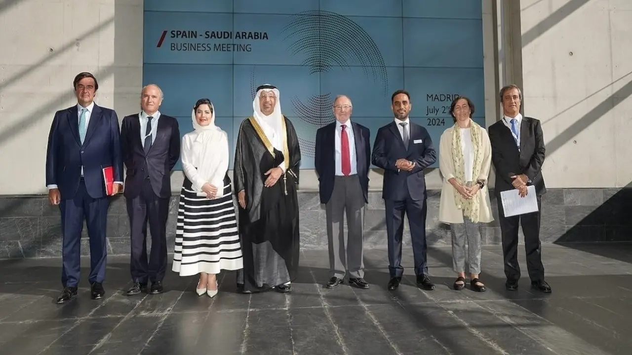 <p>El ministro de Inversiones de Arabia Saudí, Khalid Al-Falih, y el presidente de Cámara España, José Luis Bonet, acompañados de varios participantes en el encuentro empresarial entre Arabia Saudi y España</p>
