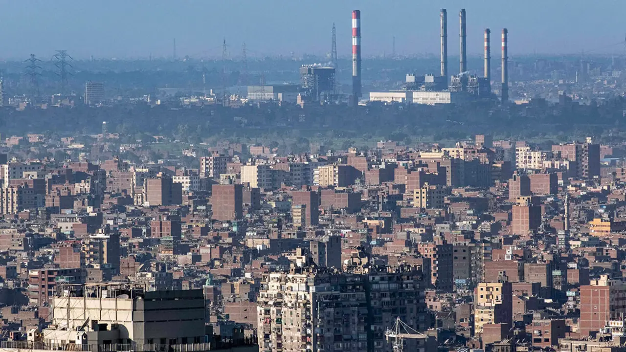 Central eléctrica de gas natural de West Cairo en el horizonte de Giza, la ciudad gemela de la capital de Egipto - AFP/AMIR MAKAR