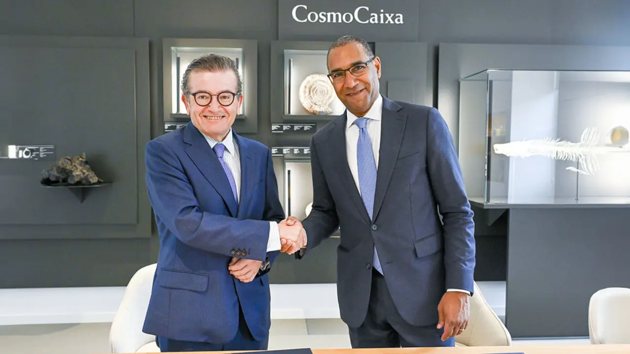 El director general adjunto de la Fundación "la Caixa", Juan Ramón Fuertes, y el presidente del AMNH, Sean Decatur - PHOTO/DAVID CAMPOS/FUNDACIÓN “La Caixa”