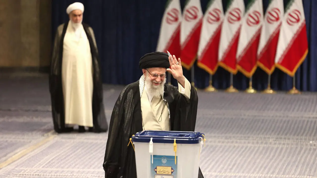 <p>El líder supremo de Irán, el ayatolá Ali Jamenei, saluda durante la emisión de su voto durante la segunda vuelta de las elecciones parlamentarias en Teherán, el 28 de junio de 2024 - AFP/ATTA KENARE&nbsp;</p>
