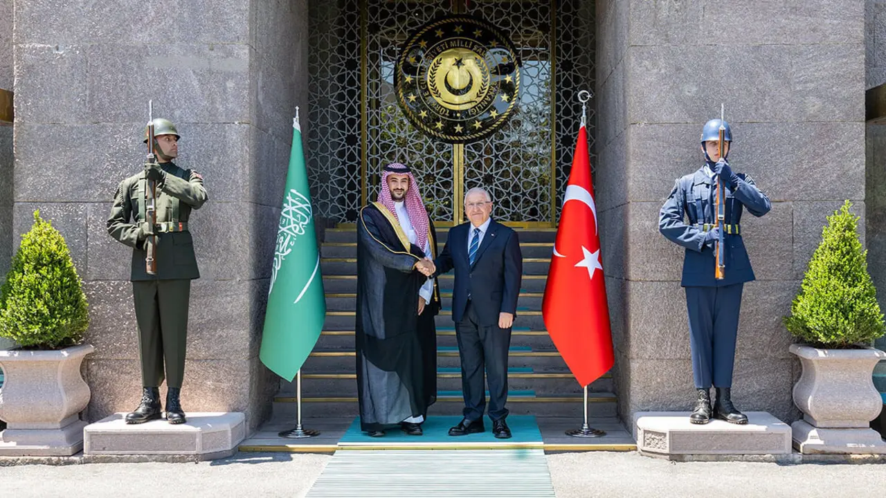 El ministro de defensa nacional de Turquía, Yaşar Güler, recibe al ministro de defensa de Arabia Saudí Khalid bin Salman - PHOTO/@kbsalsaud