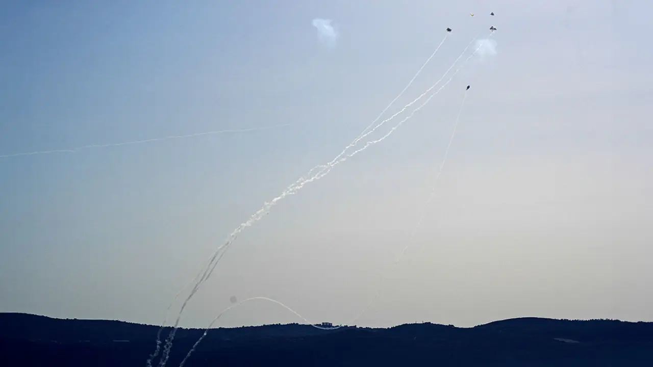 Los sistemas de defensa aérea israelíes interceptan ataques lanzados desde el Líbano por Hezbolá - REUTERS/AYAL MARGOLIN