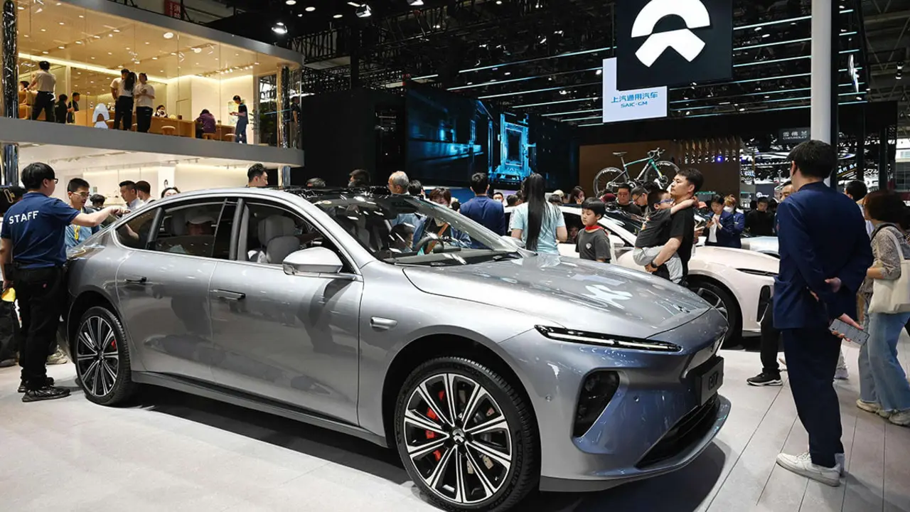 NIO ET7 en el Salón del Automóvil de Pekín en Pekín el 3 de mayo de 2024. El fabricante de automóviles eléctricos chino Nio dijo el 4 de julio de 2024 que buscaba una resolución con la Unión Europea después de que el bloque anunciara aranceles a los vehículos eléctricos fabricados en China - AFP/GREG BAKER