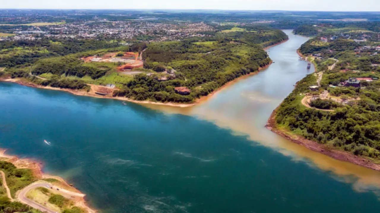 Vista aérea del hito de las tres fronteras entre Argentina, Brasil y Paraguay - <a href="https://depositphotos.com/es/?/">Depositphotos</a>