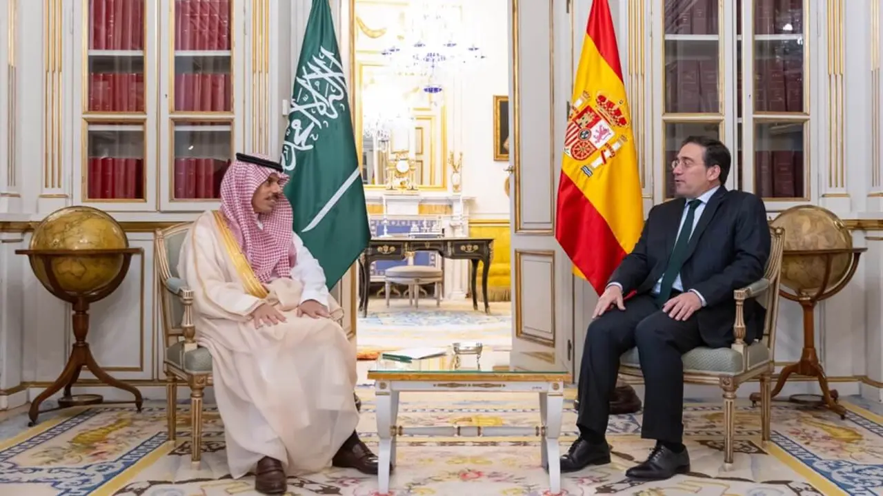 El ministro de Asuntos Exteriores, Su Alteza el Príncipe Faisal bin Farhan, se reunió con el ministro de Asuntos Exteriores de España, José Manuel Albares, al margen de la participación de Su Alteza en la reunión anual del Consejo Europeo de Relaciones Exteriores - PHOTO/@KSAmofaEN