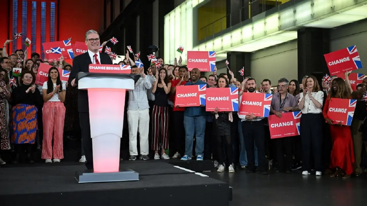 El líder del Partido Laborista británico, Keir Starmer, pronuncia un discurso durante un mitin de victoria en la Tate Modern de Londres a primera hora del 5 de julio de 2024 – PHOTO/JUSTIN TALLIS/AFP