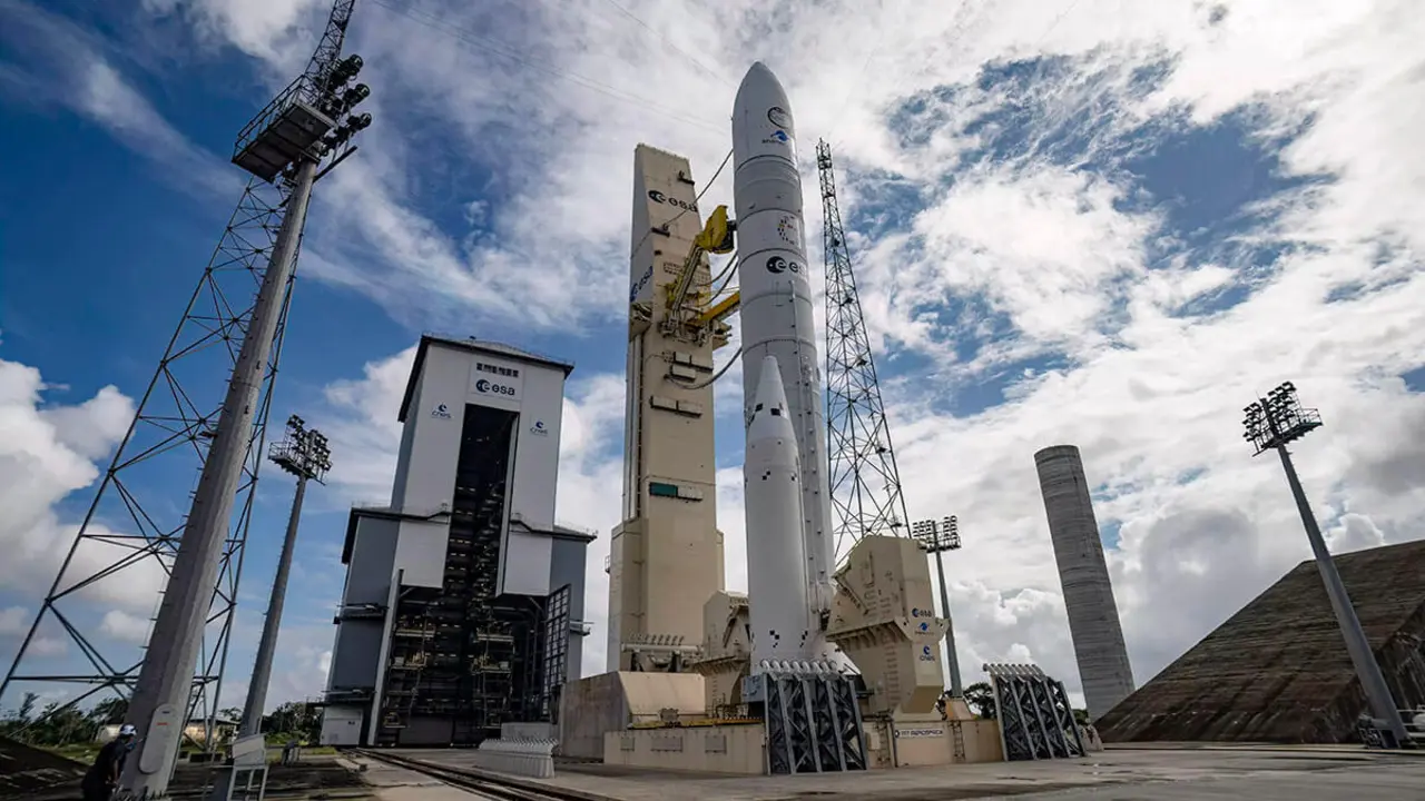 De 56 metros de altura, el equivalente a un edificio de 20 plantas, y con 540 toneladas de peso, lo que dos grandes aviones transcontinentales, el Ariane 6 ya está en su cuenta atrás para el despegue -&nbsp;PHOTO/ESA