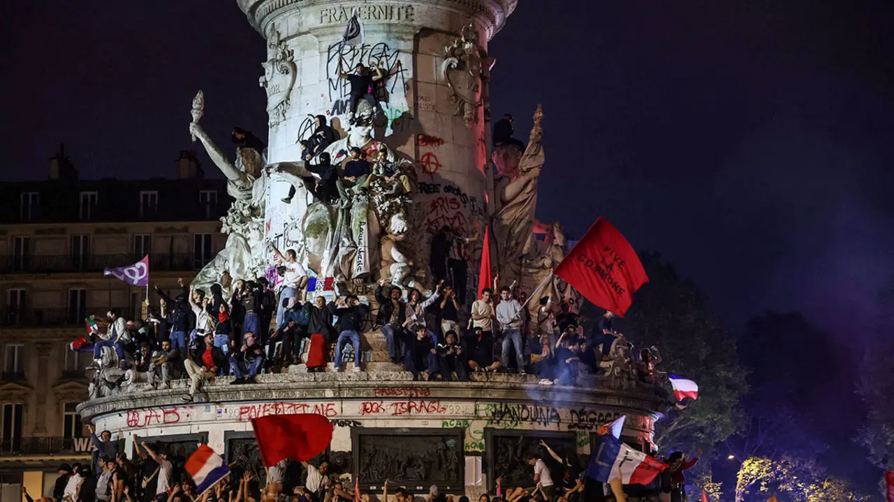 <p>Una alianza informal de partidos de izquierda franceses reunidos para elecciones anticipadas estaba en camino de convertirse en el mayor bloque parlamentario y vencer a la extrema derecha, según los sorprendentes resultados proyectados - AFP/EMMANUEL DUNAND&nbsp;</p>
