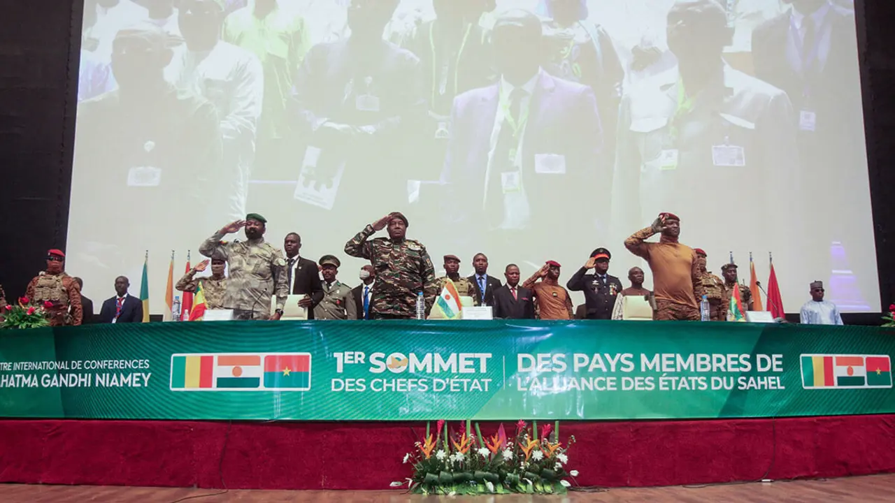 El jefe de Estado de Mali, Assimi Goita; el general de Níger, Abdourahamane Tiani; y el capitán de Burkina Faso, Ibrahim Traore, en la primera cumbre de la Alianza de Estados del Sahel (AES) en Niamey, Níger, el 6 de julio de 2024 - REUTERS/MAHAMADOU HAMIDOU