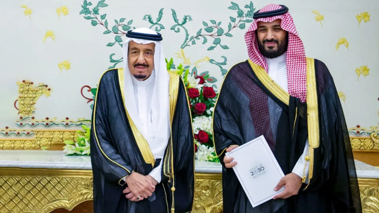 Fotografía de archivo, el rey saudí Salman y el príncipe heredero de Arabia Saudí, Mohamed Bin Salman, se reúnen mientras el gabinete de Arabia Saudí acuerda implementar un amplio plan de reforma conocido como Visión 2030 en Riad, el 25 de abril de 2016 - PHOTO/AGENCIA DE PRENSA SAUDITA vía REUTERS