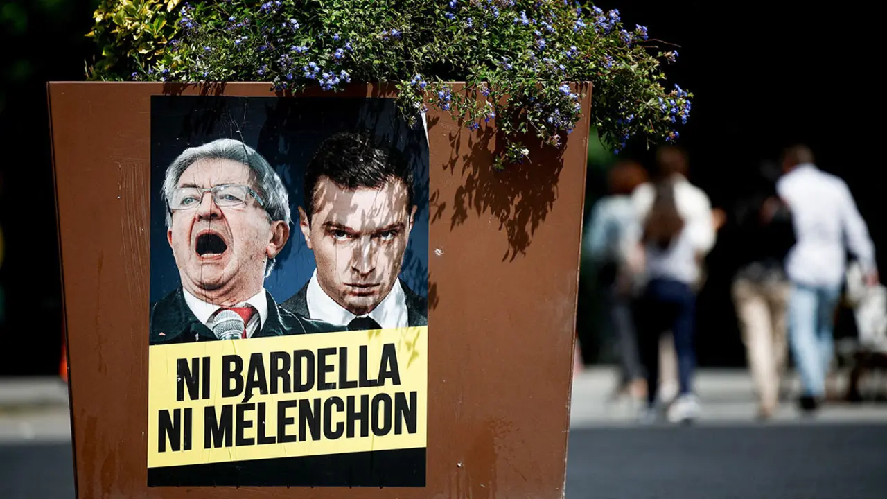 <p>Cartel con fotos de Jean-Luc Mélenchon, miembro del partido de oposición de extrema izquierda francés La France Insoumise, y Jordan Bardella, presidente del partido de extrema derecha francés Agrupación Nacional (Rassemblement National; RN), con el lema “Ni Bardella ni Mélenchon”, antes de las elecciones parlamentarias francesas, en París, Francia, el 28 de junio de 2024 - REUTERS/BENOIT TESSIER&nbsp;</p>
