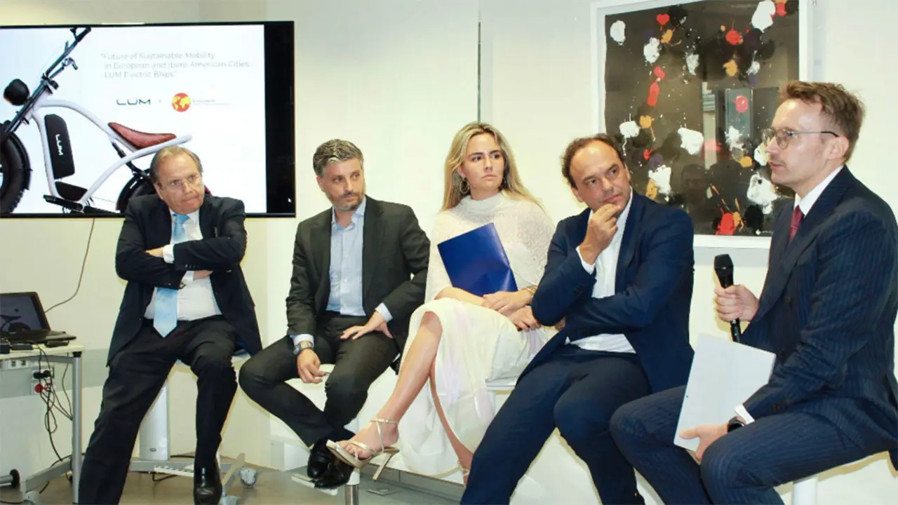 De Izq. a Dcha, el excandidato a alcalde de Madrid el profesor. Antonio Miguel Carmona, el secretario general de FIJE, Antonio Magraner, la fundadora de NI HAO CONECTA, Laura González Escallada, el economista José Carlos Díez y Legal Advisor de LUM EBIKE, Lukasz Sosnowski, durante la presentación de LUM EBIKE en la Fundación PONS, Madrid